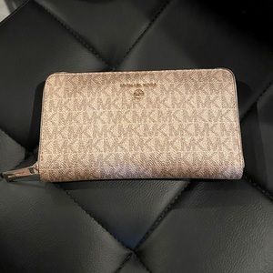 🎉NEW 🎉MICHAEL KORS JET SET MEDIUM WALLET IN SPARKLY ROSE GOLD